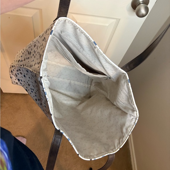 31 brand Stylish White and Black Tote Bag - Picture 3 of 3